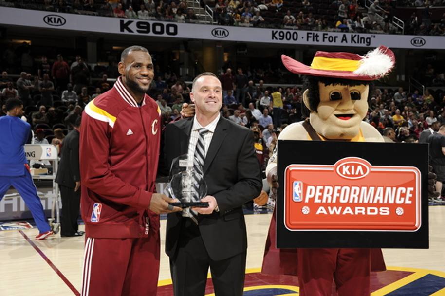 LeBron James #23 dei Cleveland Cavaliers riceve il premio performance KIA (Nba)